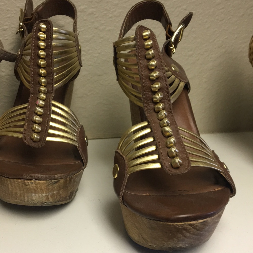 Steve Madden Brown/ gold wedges